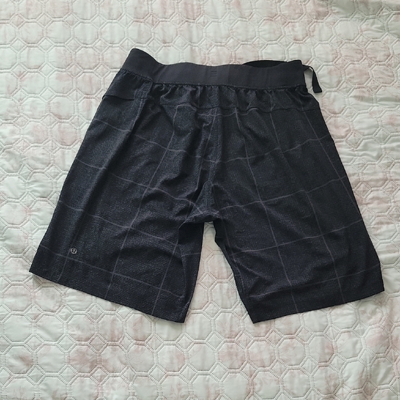 lululemon athletica Men's Black Grid Shorts - Picture 1 of 9